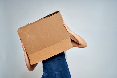 Çalışan üniformalı kadın servis yaşam tarzı paketliyor.