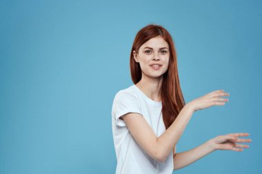 Güzel bayan beyaz tişört uzun saç cazibeli yaşam tarzı kırpılmış mavi arka plan