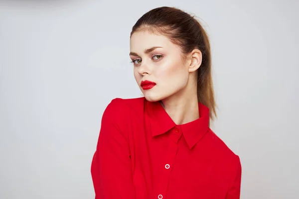 Портрет женщины с красными губами в рубашке на светлом фоне обрезанный вид модели прическа макияж — стоковое фото
