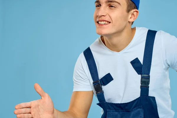 Uomo di lavoro in uniforme di guanti caricatore servizio di rendering sfondo blu — Foto Stock
