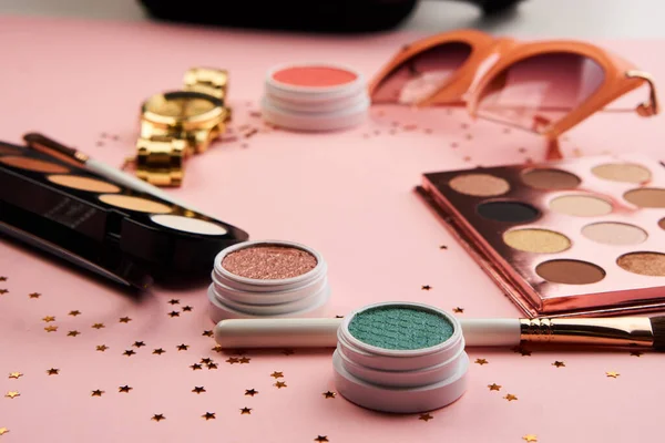 Fard à paupières collection de pinceaux de maquillage accessoires cosmétiques professionnels sur fond rose — Photo