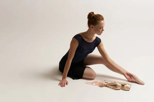 Vrouw Ballerina Een Tutu Een Lichte Achtergrond Poseren Hoge Kwaliteit — Stockfoto