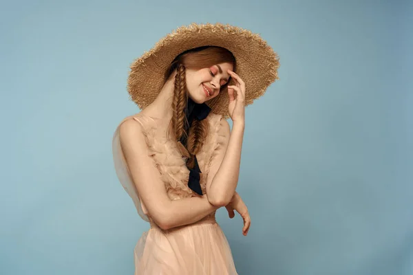 Mujer con sombrero y vestido emociones encanto luz tela alegría — Foto de Stock