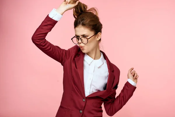 Mujer elegante en gafas chaqueta roja gerente de oficina fondo rosa — Foto de Stock