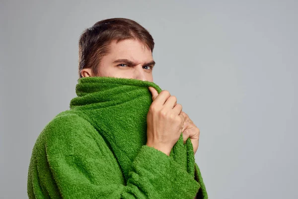 Бородатий чоловік в зеленому халаті обрізаний вид сірий фон крупним планом — стокове фото