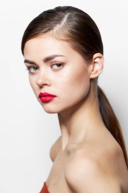 Çekici kadın, çıplak omuzlar, kırmızı dudaklar, lüks vücut bakımı.