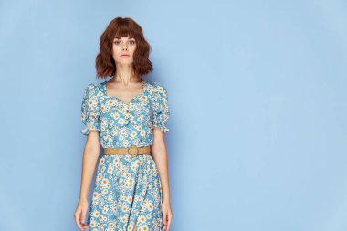 Güzel kız önüne bak. Çiçek kısa saçlı. 