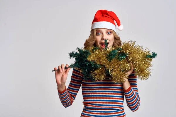 Žena s vánoční stromeček v ruce žlutý tinsel dovolená čepice dárky Nový rok světlo pozadí oříznutý pohled — Stock fotografie