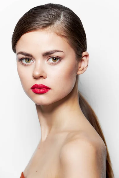 Kobieta z gołymi ramionami Spójrz do przodu czerwony usta model — Zdjęcie stockowe