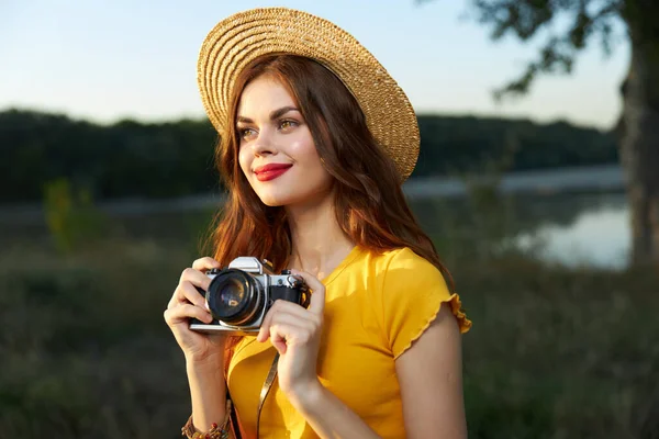 Bella donna sorriso labbra rosse macchina fotografica natura aria fresca giallo t-shirt cappello — Foto Stock