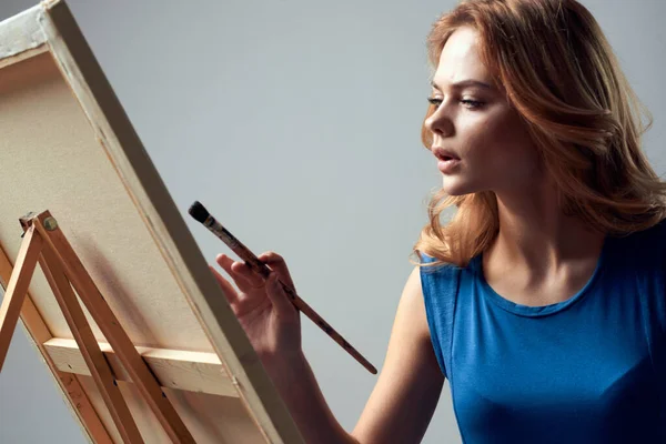 Nő művész ecset festék easel művészet hobbi fény háttér — Stock Fotó