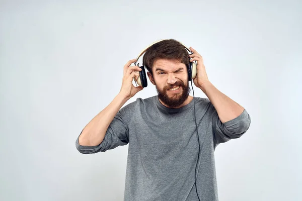 戴耳机的男人听音乐、生活方式、休闲、轻松背景 — 图库照片