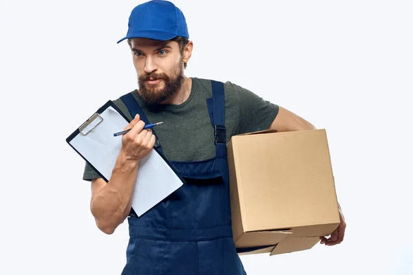 Arbetande manlig kurir med låda i hand dokument leverans service ljus bakgrund — Stockfoto
