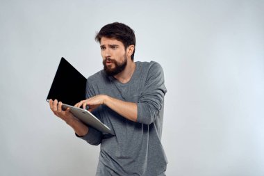 adam dizüstü bilgisayar teknolojisi internet işi iletişim ışığı arka planı