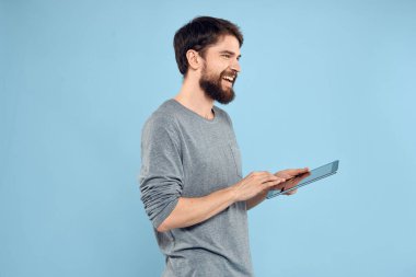 Elinde tableti olan adam teknoloji yaşam tarzı kablosuz aygıt mavi arkaplan