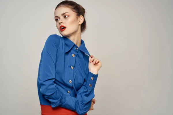 Vrouw model in blauw shirt en rode rok bril mooi gezicht make-up studio — Stockfoto