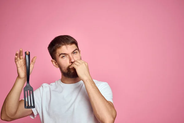 Hombre con espátula en las manos accesorios de cocina modelo emociones rosa fondo recortado ver Copiar Espacio — Foto de Stock