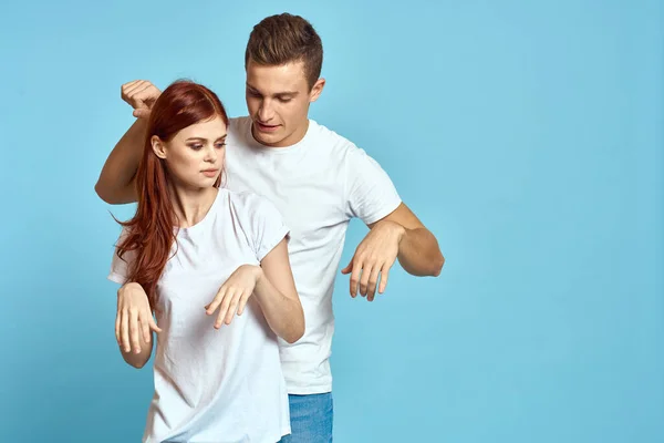 Man en vrouw familie relatie blauw achtergrond liefde bijgesneden uitzicht romantiek — Stockfoto