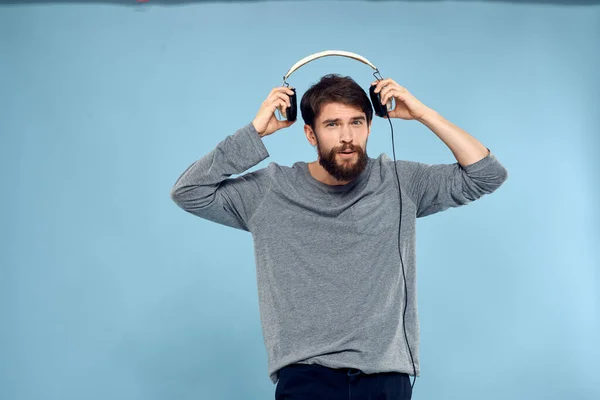 Man met koptelefoon muziek emotie levensstijl moderne stijl technologie blauwe achtergrond — Stockfoto