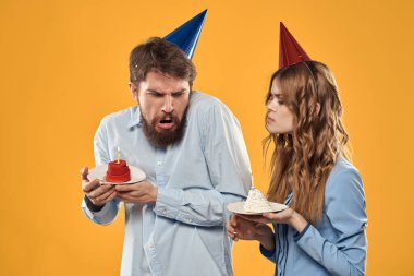 Erkek ve kadın eğlence ve kutlama doğum günü tatili sarı arka plan