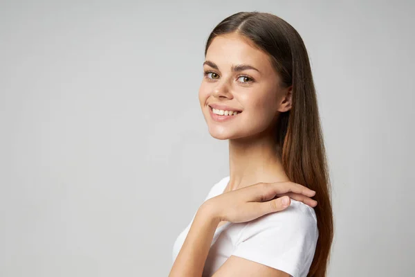 Glad kvinna leende hand på axeln vit t-shirt beskärd utsikt — Stockfoto