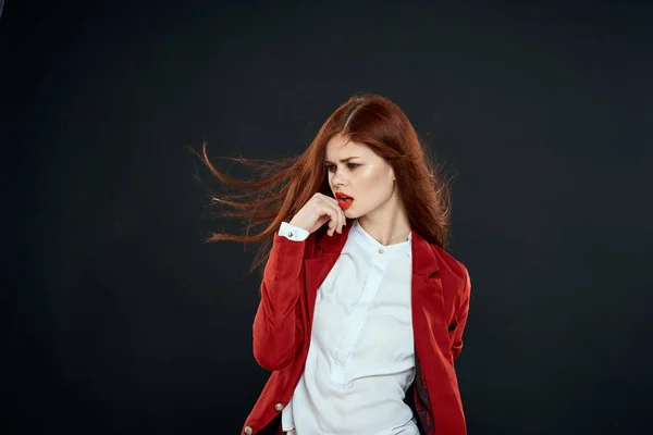 Mulher bonita com cabelos longos vermelho jaqueta maquiagem lábios charme fundo escuro — Fotografia de Stock