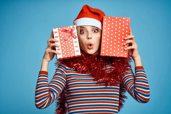 Mujer con sombrero de santa claus y cajas de regalo navidad año nuevo — Foto de Stock