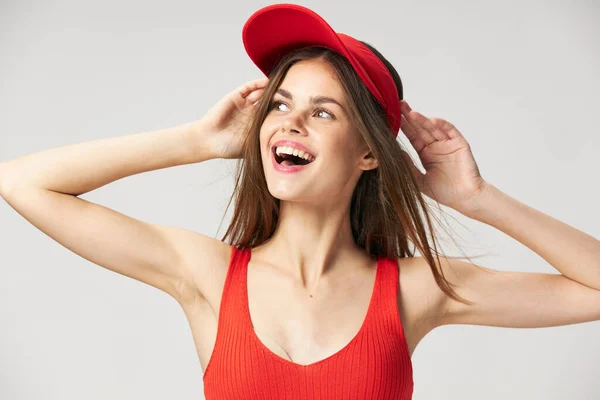Radosna kobieta otwarta usta Czerwona czapka z boku — Zdjęcie stockowe