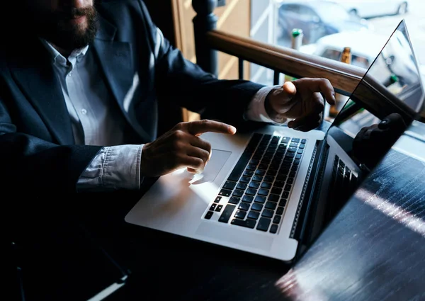 Dizüstü bilgisayar teknolojisi iletişim resmi yaşam tarzı üzerinde çalışıyorum.