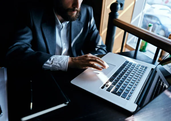 Lavorare sulla tecnologia portatile comunicazione stile di vita ufficiale — Foto Stock