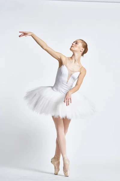 Mujer Bailarina Tutú Sobre Fondo Claro Posando Foto Alta Calidad — Foto de Stock