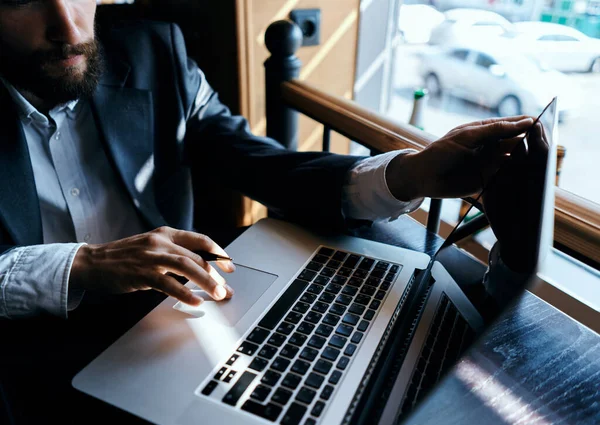 Lavorare sulla tecnologia portatile comunicazione stile di vita ufficiale — Foto Stock