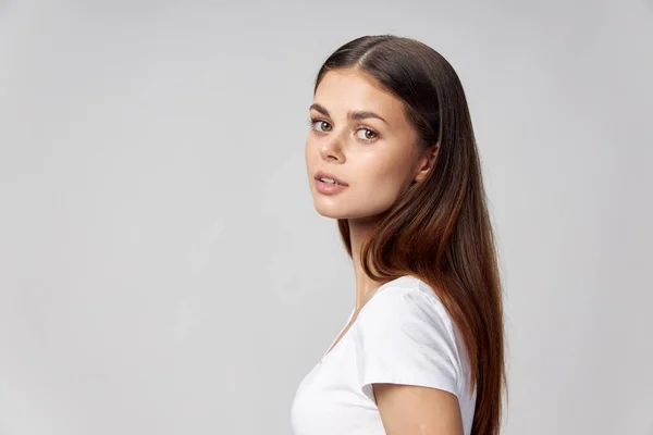 Kvinna tittar framåt attraktiv look vit t-shirt beskärd utsikt — Stockfoto