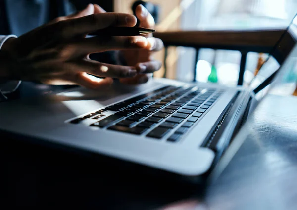 Lavorare sulla tecnologia portatile comunicazione stile di vita ufficiale — Foto Stock