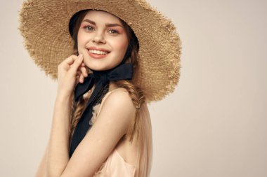 Şapkalı ve arka planda giyinmiş romantik bir kadın elleriyle komik duyguların portresini çiziyor.