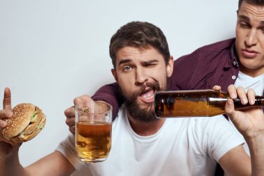 İki arkadaş bira, eğlence, alkol, arkadaşlık, hafif arka plan.