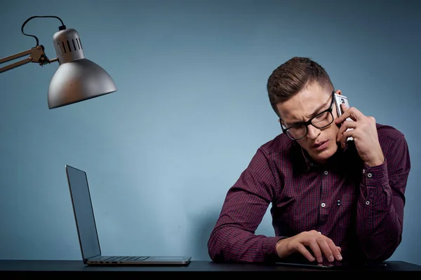 Homem de negócios falando no telefone no escritório modelo de comunicação gerente de laptop aberto — Fotografia de Stock