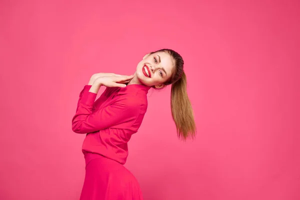 Femme sur un fond rose dans des vêtements à la mode et un maquillage lumineux modèle de coiffure Espace de copie — Photo