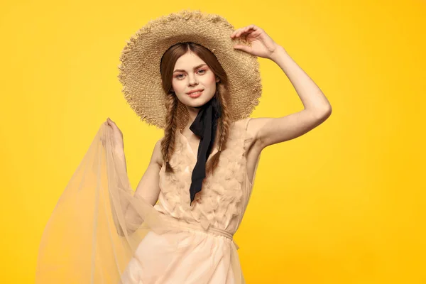 Romantisk kvinna i hatt har kul på en gul bakgrund och solglasögon svart band modell porträtt — Stockfoto