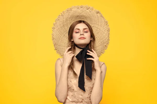Porträtt kvinna i halm hatt på gul bakgrund beskärd utsikt över sommaren klänning modell flätor romantik — Stockfoto
