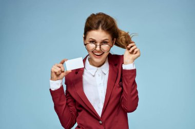 İş kadını kırmızı ceket iş kartı resmi gözlük mavi arkaplan