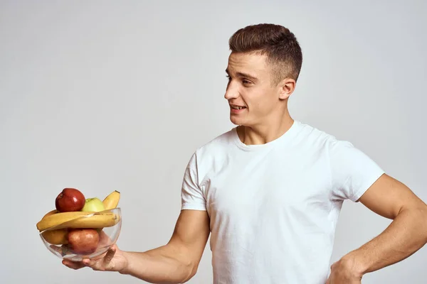 Hombre con fruta fresca en una taza estilo de vida saludable nutrición saludable vitaminas — Foto de Stock