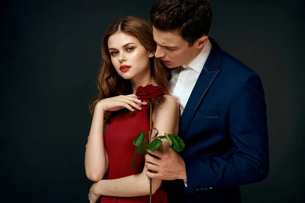 Krásný pár kouzlo objetí životní styl vztah růže luxusní tmavé pozadí — Stock fotografie