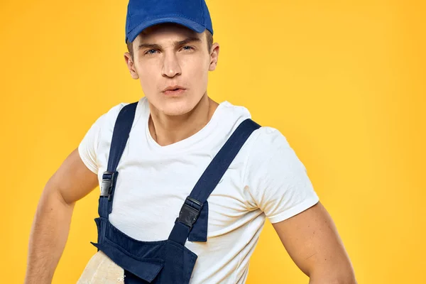 Man in het werken uniforme documenten weergave van diensten bezorgdienst gele achtergrond — Stockfoto