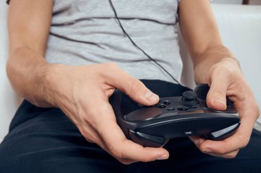 Gamepad erkeği video oyunu bağımlısı ofis teknolojisini ele geçirdi
