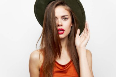 Şapkalı bir kadının portresi. İhtiraslı. Ağzını aç. 