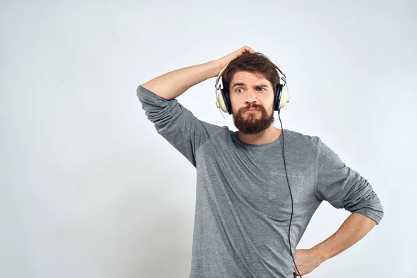 Man i hörlurar lyssnar på musik livsstil fritid ljus bakgrund — Stockfoto