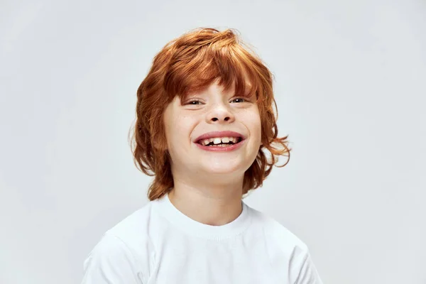 Roodharige jongen gezicht close-up glimlach bijgesneden uitzicht wit t-shirt grijs achtergrond — Stockfoto