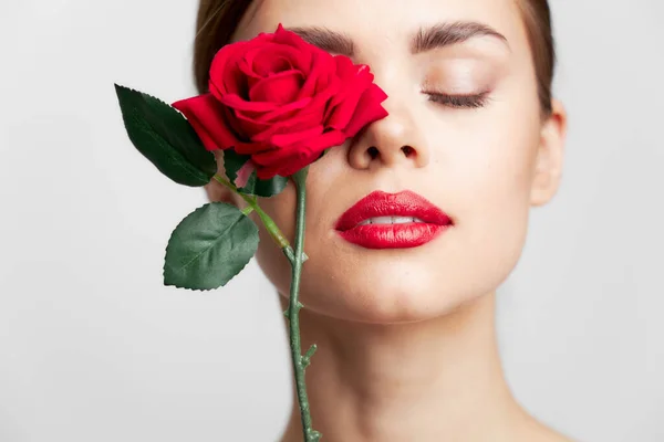 Donna ritratto fiore vicino al viso occhi chiusi sguardo attraente — Foto Stock