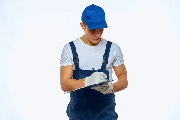 Człowiek pracownik z pudełkiem w rękach dostawy usługi załadunku lekkie tło — Zdjęcie stockowe